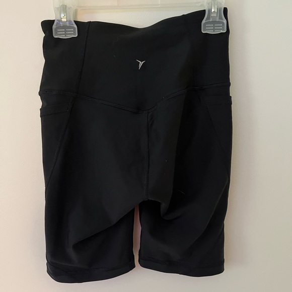 Old Navy | High-Waisted PowerSoft Side-Pocket Biker Shorts for Women - Picture 3 of 5